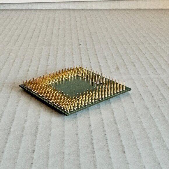 AMD Athlon XP 2400+ CPU AXDA2400DKV3C SOCKET 462 2.00 GHz Processor - Picture 2 of 6